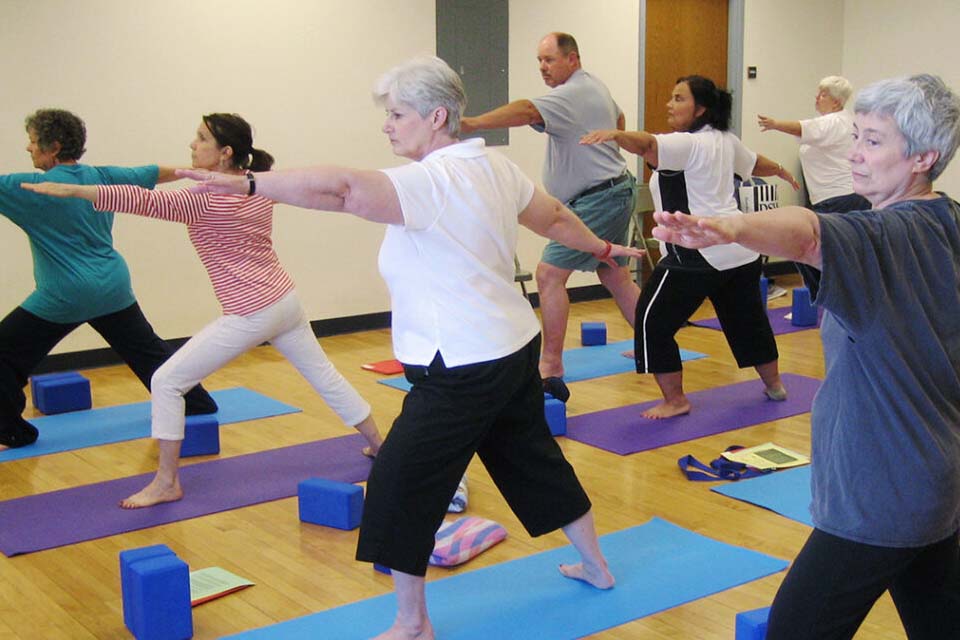 بررسی ۶ مزیت و اثرات یوگا در سالمندان