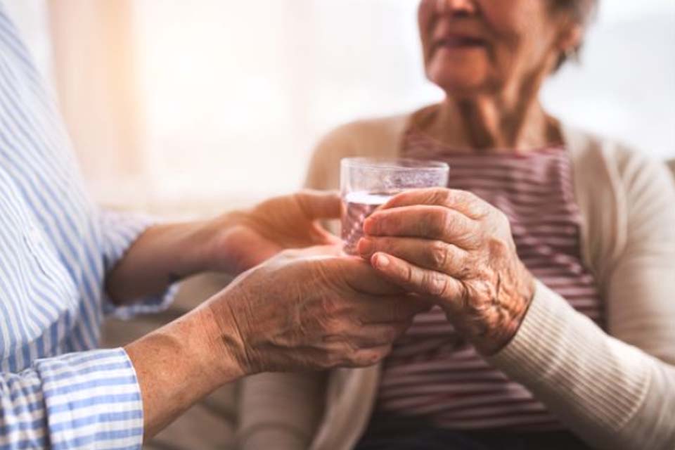 پیشگیری از کم آبی در سالمندان 
