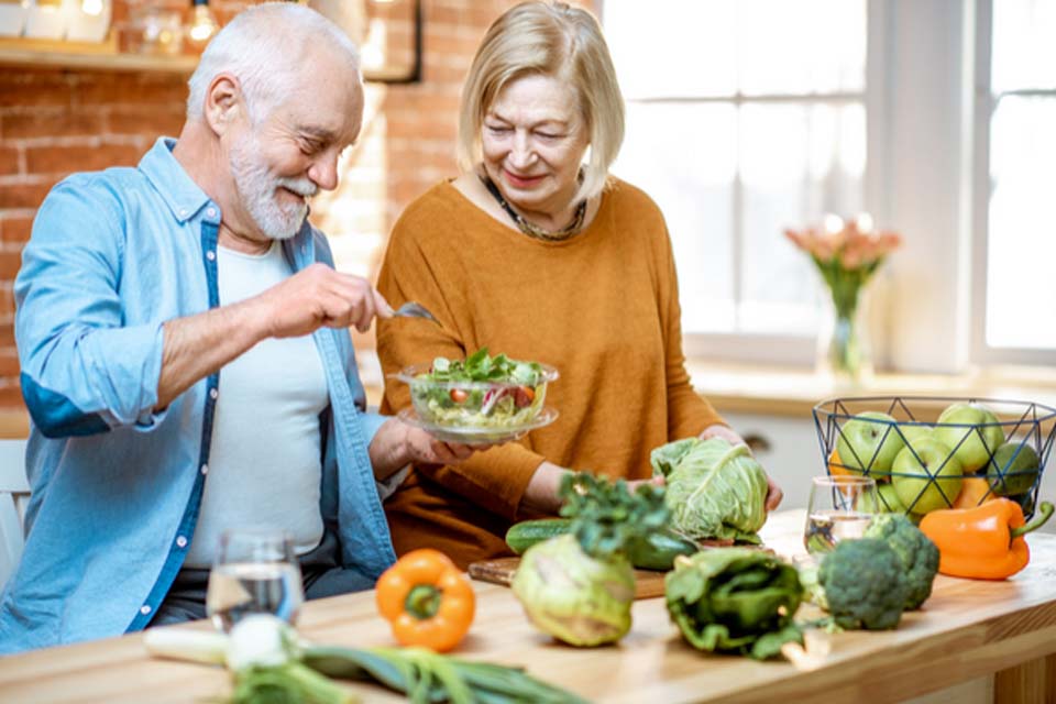 اهمیت تغذیه سالم در سالمندان و حفظ یک سبک زندگی سالم 