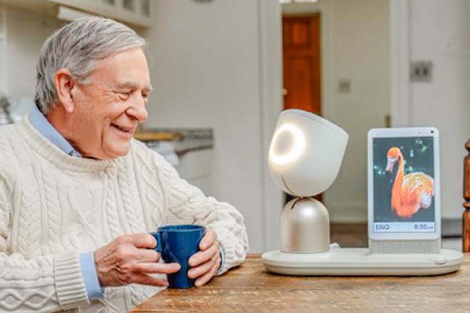  ElliQ الیکیو : رباتی همدم سالمندان 