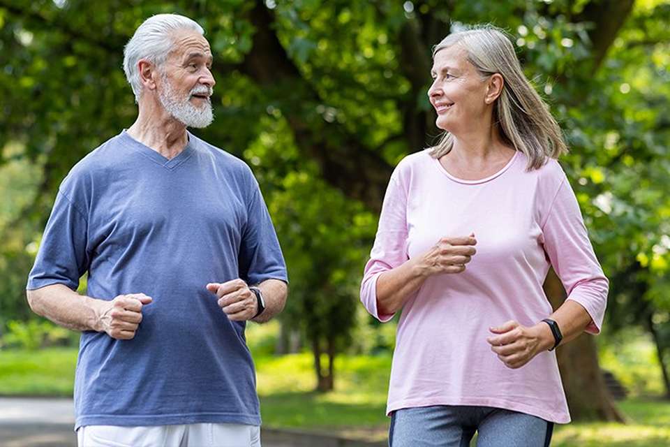 پیاده روی برای سالمندان و فواید آن برای سلامتی سالمندان