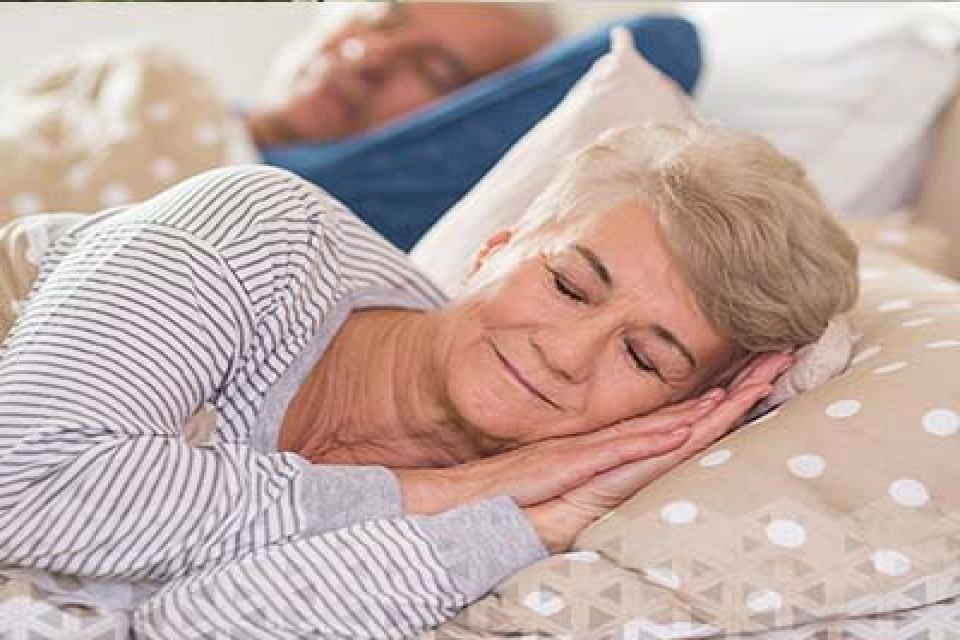 فواید خواب کافی برای سالمندان | میزان خواب کافی سالمند