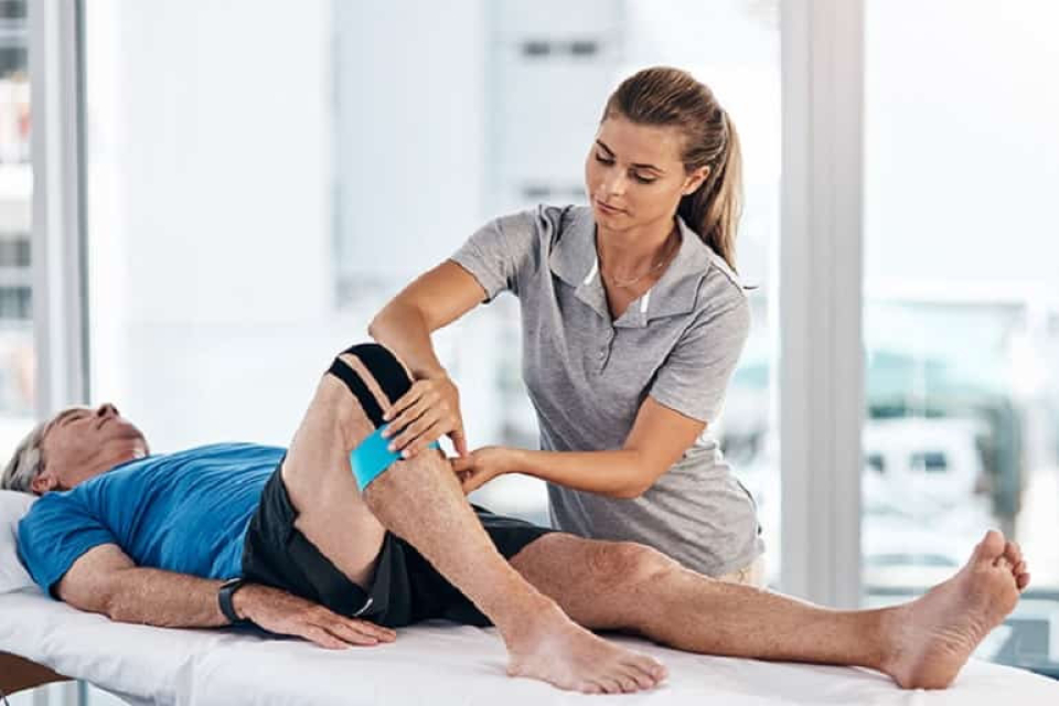 فیزیوتراپی سالمندان بعد از جراحی تعویض مفصل زانو - شروع تمرینات و نکات اصلی