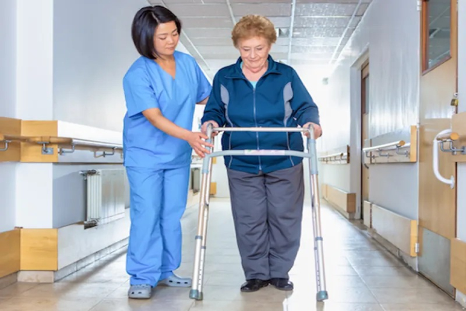 مراقبت‌ های فیزیوتراپی بعد از جراحی لگن در سالمندان