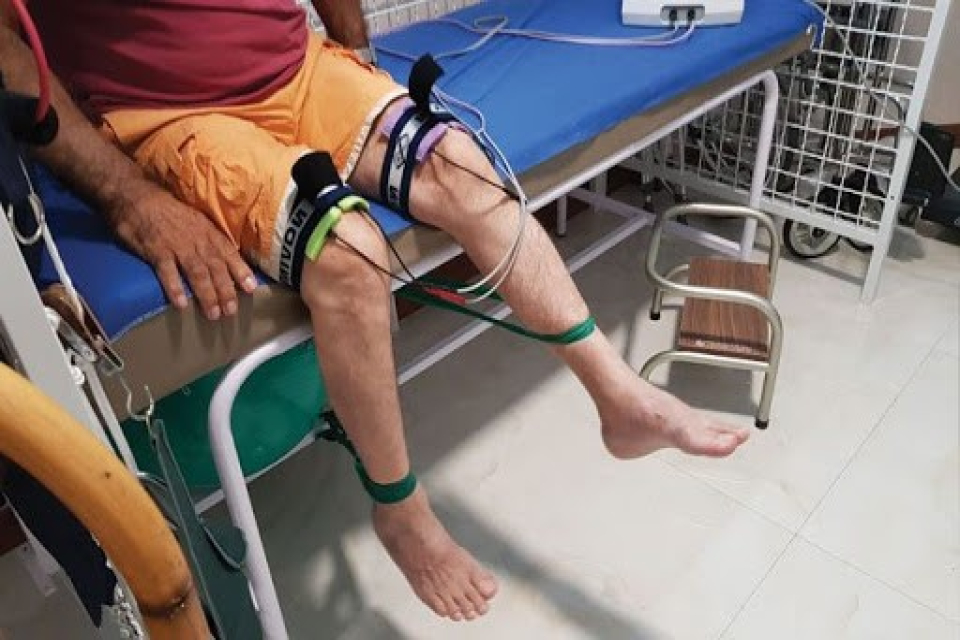 فیزیوتراپی خانگی بعد از تعویض مفصل زانو در سالمندان: راهنمای مراقبین