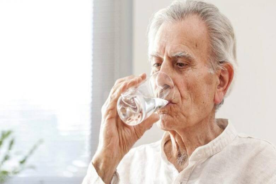 تاثیر نوشیدن آب کافی برای سالمندان:  پیشگیری از کم‌آبی بدن