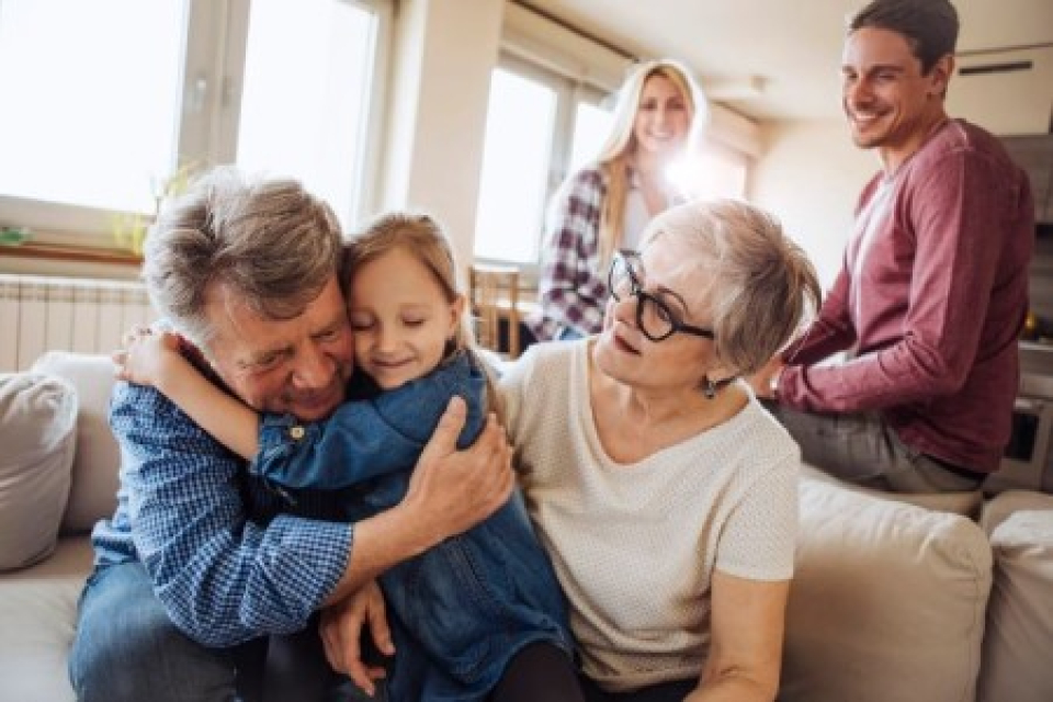 نقش خانواده در سلامت روان سالمندان: حمایت و ارتباط